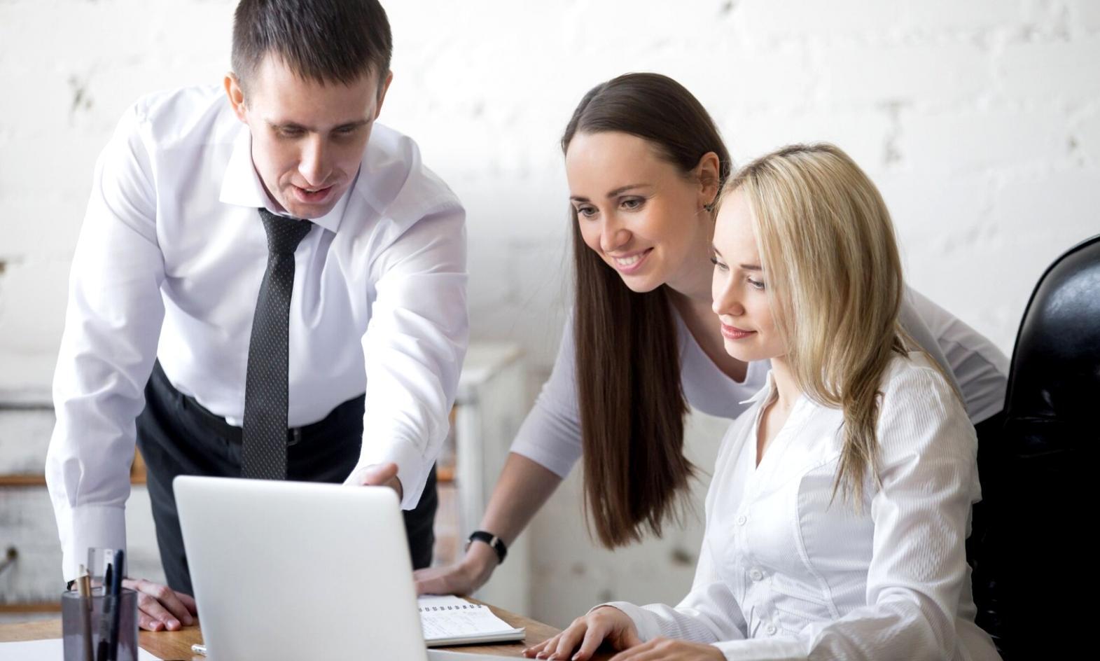 Sessione di color grading professionale con monitor calibrato e strumenti di correzione colore