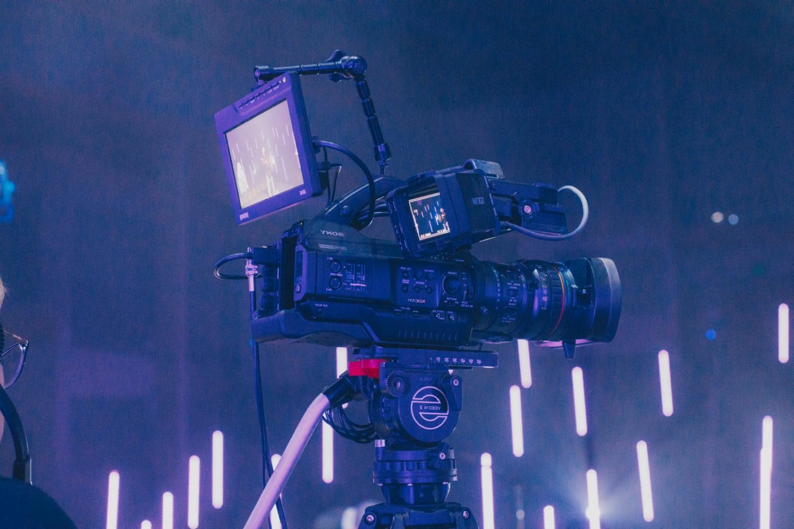 Postazione professionale per color grading con monitor calibrato e controlli hardware