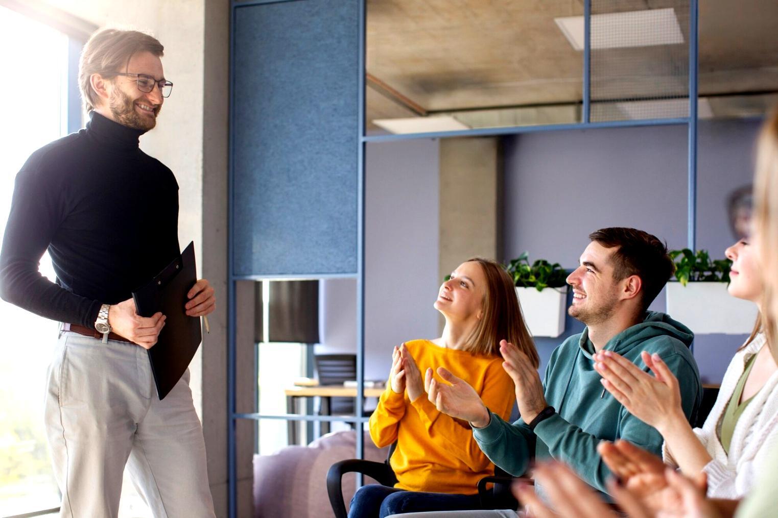 Studio di color grading con illuminazione controllata e ambiente professionale