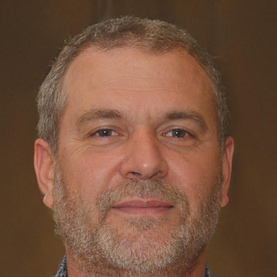 Ritratto professionale di Fabio Castellucci, esperto colorist e istruttore