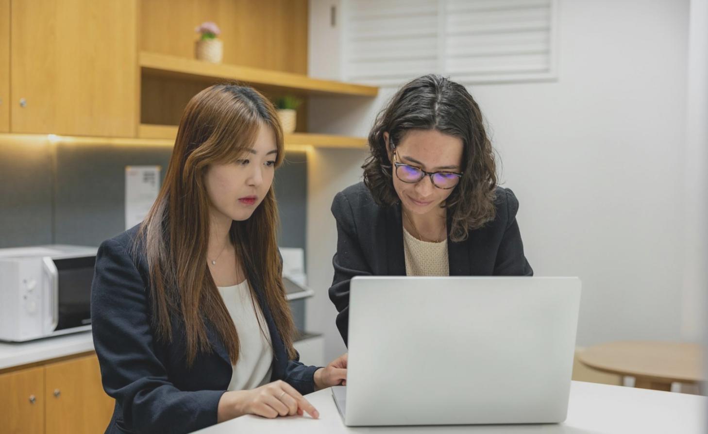 Sala di color grading con monitor professionali e strumentazione tecnica