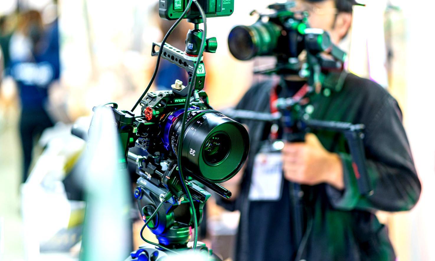 Studenti durante una sessione pratica di color grading