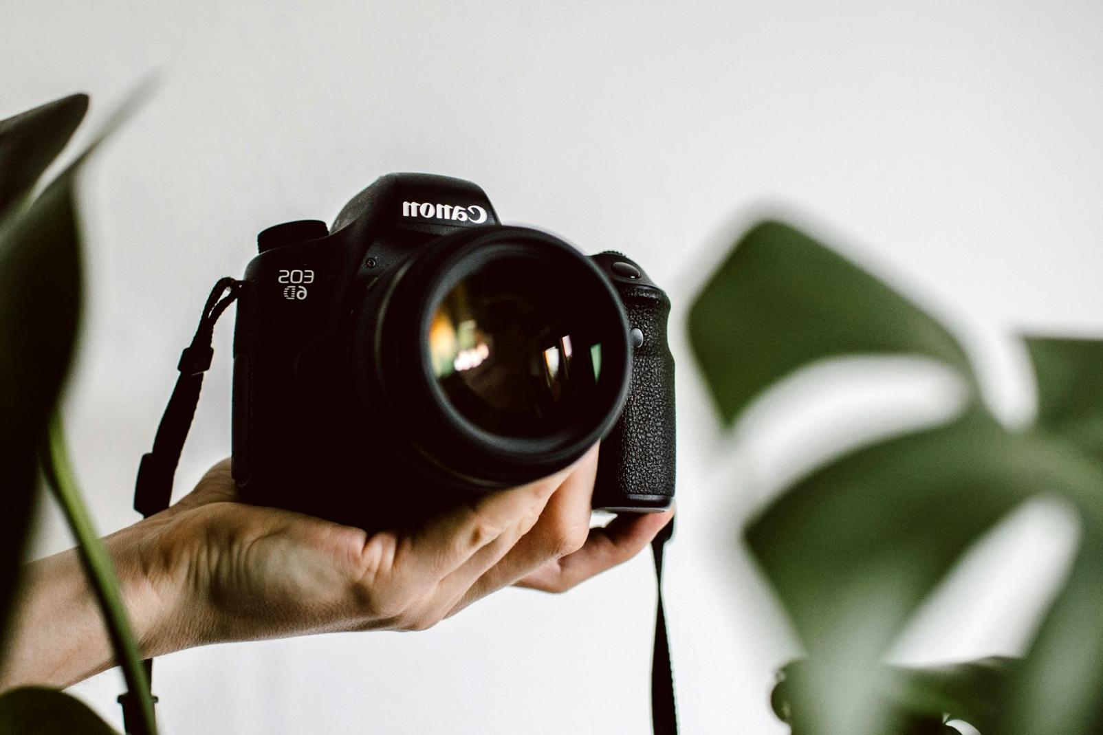 Workstation professionale per il color grading con monitor calibrato