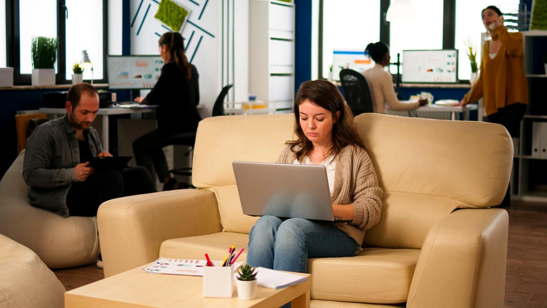 Studente al lavoro su una timeline di color grading in studio professionale